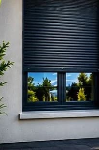 Volet roulant anthracite au-dessus d'une fenêtre